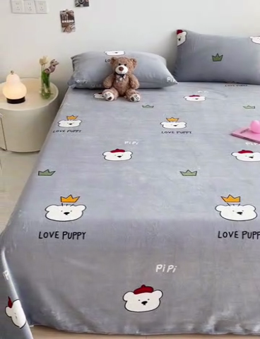 91家纺网 家纺一手货源 找家纺 艾橙家纺 2024新款A类加厚牛奶绒印花床单 皮皮熊（灰）