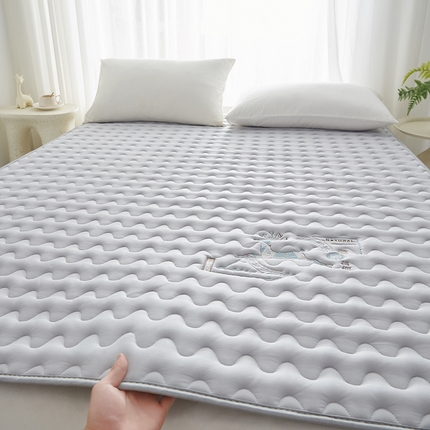 91家纺网 家纺一手货源 找家纺 祁恋婷家居 2024新款亲肤棉大豆纤维刺绣床垫【床垫遮盖物】 壹鹿有你-灰