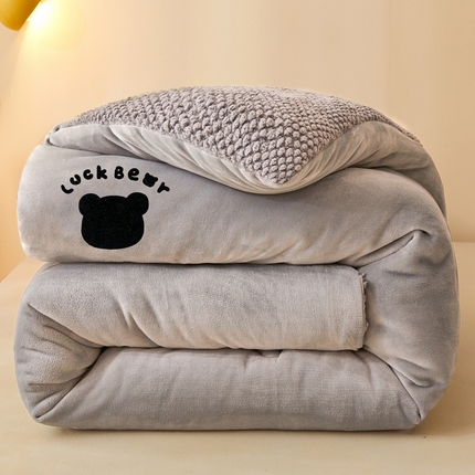 91家纺网 家纺一手货源 找家纺 （总）美梦里 2024新款八宝熊牛奶绒豆豆被冬被