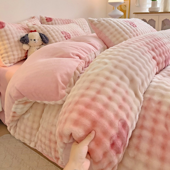91家纺网 家纺一手货源 找家纺 金爱家 2024新款A类高克重云朵牛奶泡泡绒四件套 泡泡绒-爱心粉