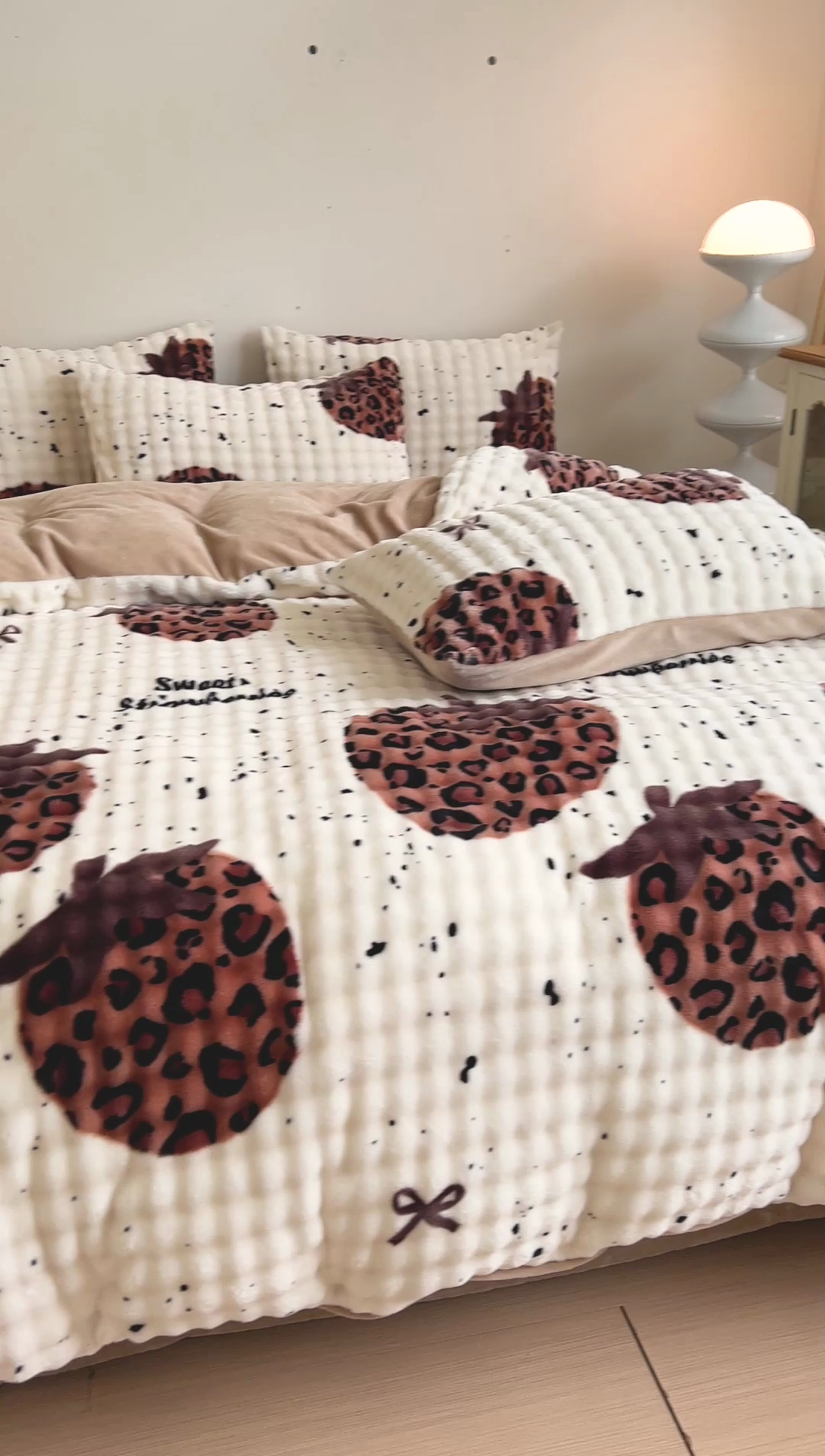 91家纺网 家纺一手货源 找家纺 金爱家 2024新款A类高克重云朵牛奶泡泡绒四件套 泡泡绒-豹纹草莓