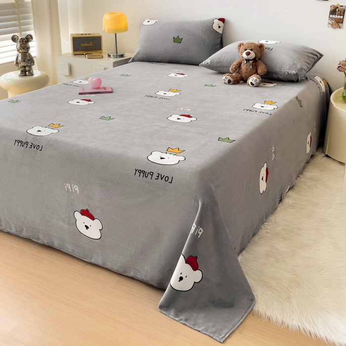 91家纺网 家纺一手货源 找家纺 艾橙家纺 2024新款A类加厚牛奶绒印花床单 皮皮熊（灰）