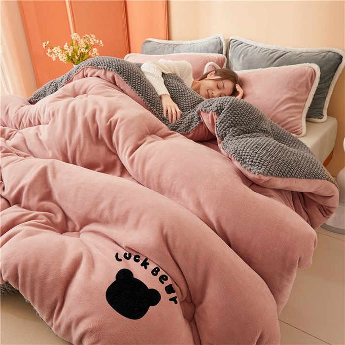 91家纺网 家纺一手货源 找家纺 美梦里 2024新款八宝熊牛奶绒豆豆被冬被 八宝熊-粉