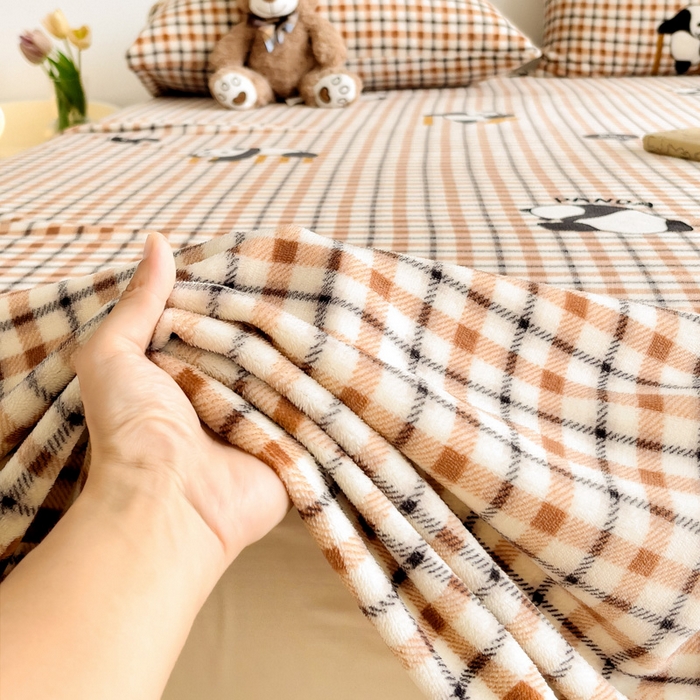 91家纺网 家纺一手货源 找家纺 艾橙家纺 2024新款A类加厚牛奶绒印花床单 格子熊猫