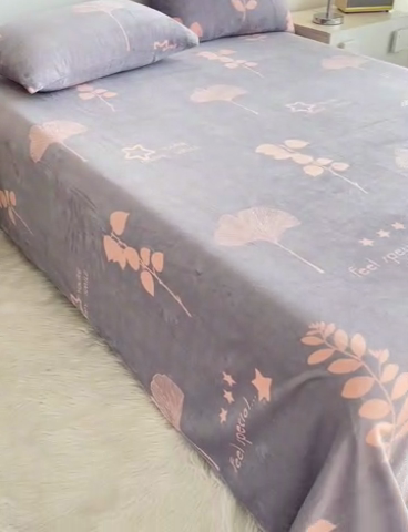 91家纺网 家纺一手货源 找家纺 艾橙家纺 2024新款A类加厚牛奶绒印花床单 银杏叶