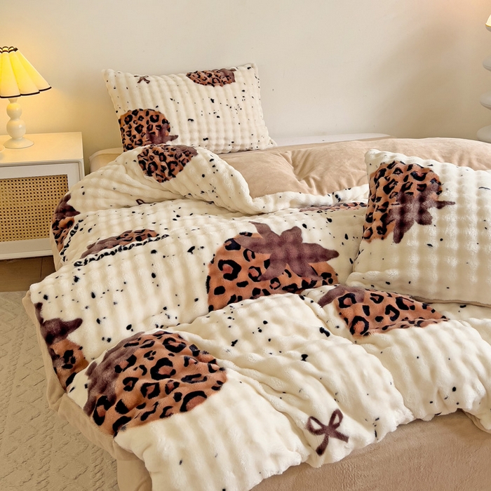 91家纺网 家纺一手货源 找家纺 金爱家 2024新款A类高克重云朵牛奶泡泡绒四件套 泡泡绒-豹纹草莓