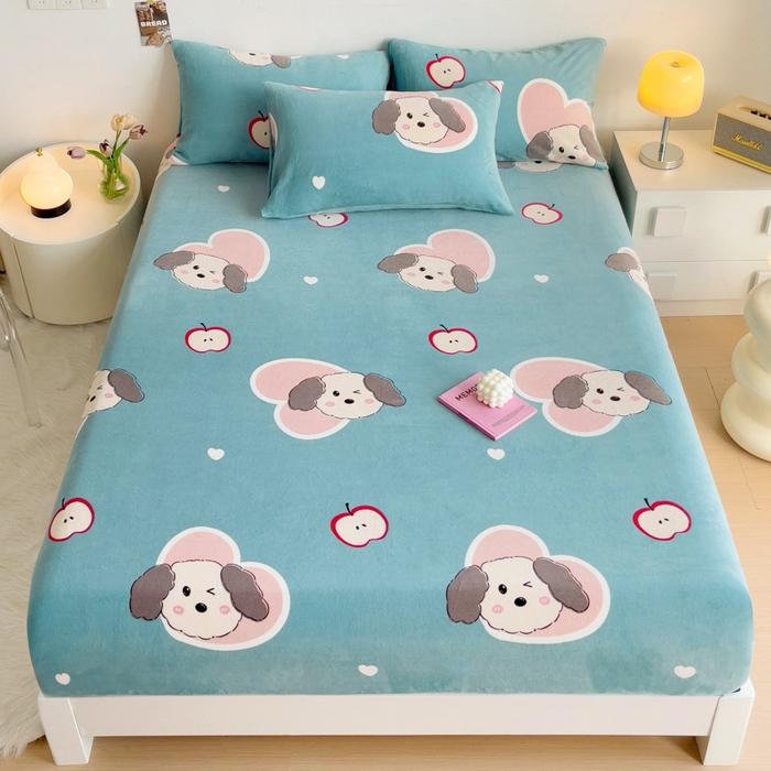 91家纺网 家纺一手货源 找家纺 艾橙家纺 2024新款A类加厚牛奶绒印花床笠 呆萌狗