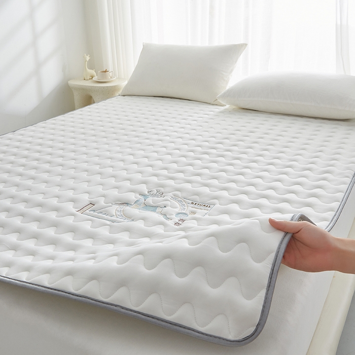 91家纺网 家纺一手货源 找家纺 祁恋婷家居 2024新款亲肤棉大豆纤维刺绣床垫【床垫遮盖物】 壹鹿有你-白