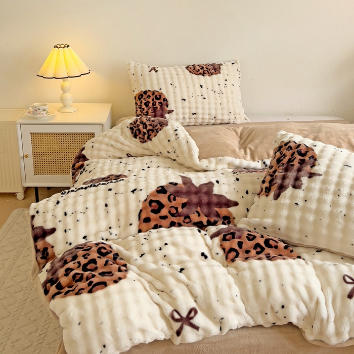 91家纺网 家纺一手货源 找家纺 金爱家 2024新款A类高克重云朵牛奶泡泡绒四件套 泡泡绒-豹纹草莓