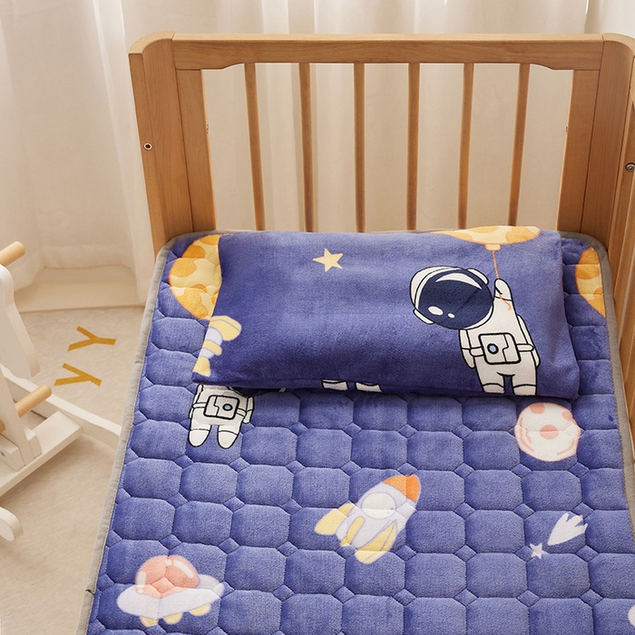 91家纺网 家纺一手货源 找家纺 嗨生活 2025新款牛奶绒床护垫床垫幼儿园床垫儿童床垫可水洗可定做 太空飞船