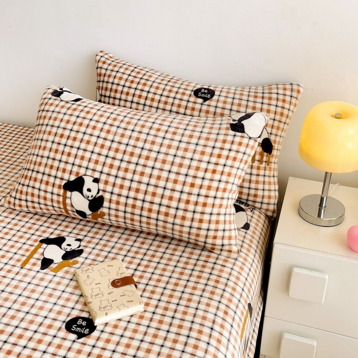 91家纺网 家纺一手货源 找家纺 艾橙家纺 2024新款A类加厚牛奶绒印花床笠 格子熊猫