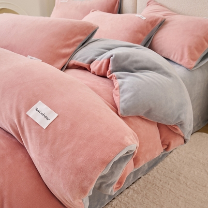 91家纺网 家纺一手货源 找家纺 2024新款ins简约风牛奶绒双拼可拆洗冬被 被子被芯 豆沙+浅灰