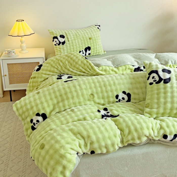 91家纺网 家纺一手货源 找家纺 金爱家 2024新款A类高克重云朵牛奶泡泡绒四件套 泡泡绒-熊猫宝宝