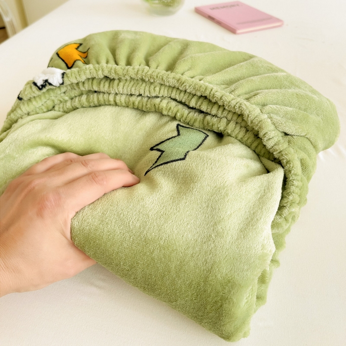 91家纺网 家纺一手货源 找家纺 艾橙家纺 2024新款A类加厚牛奶绒印花床笠 皮皮熊（绿）