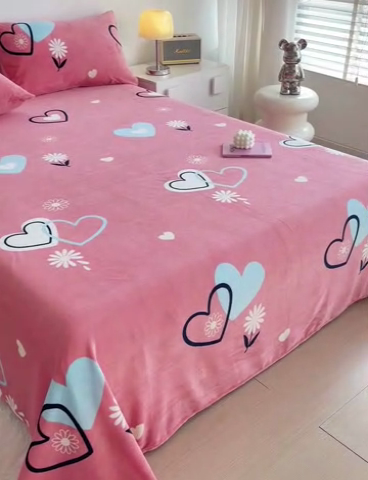 91家纺网 家纺一手货源 找家纺 艾橙家纺 2024新款A类加厚牛奶绒印花床单 爱心小花