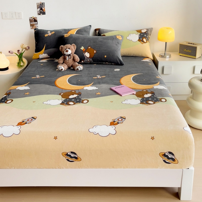 91家纺网 家纺一手货源 找家纺 艾橙家纺 2024新款A类加厚牛奶绒印花床笠 梦星空