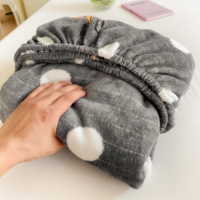 91家纺网 家纺一手货源 找家纺 艾橙家纺 2024新款A类加厚牛奶绒印花床笠 幸运星