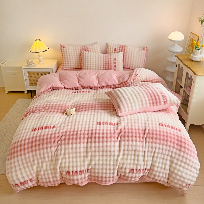 91家纺网 家纺一手货源 找家纺 金爱家 2024新款A类高克重云朵牛奶泡泡绒四件套 泡泡绒-字母粉