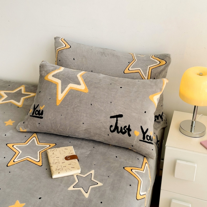 91家纺网 家纺一手货源 找家纺 艾橙家纺 2024新款A类加厚牛奶绒印花床笠 浪漫星海