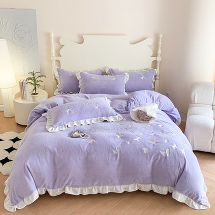 91家纺网 家纺一手货源 找家纺 芯贝儿 2024款小清新加厚保暖牛奶绒毛巾绣花宝宝绒雕花绒法莱绒四件套-轻舞飞扬 轻舞飞扬--香芋紫
