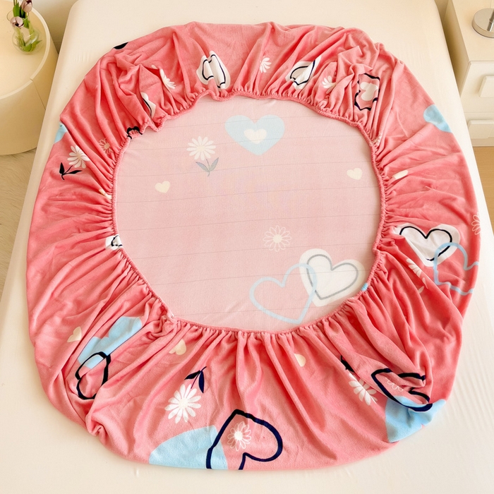 91家纺网 家纺一手货源 找家纺 艾橙家纺 2024新款A类加厚牛奶绒印花床笠 爱心小花