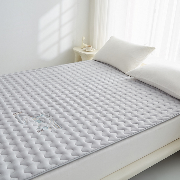 91家纺网 家纺一手货源 找家纺 祁恋婷家居 2024新款亲肤棉大豆纤维刺绣床垫【床垫遮盖物】 壹鹿有你-灰