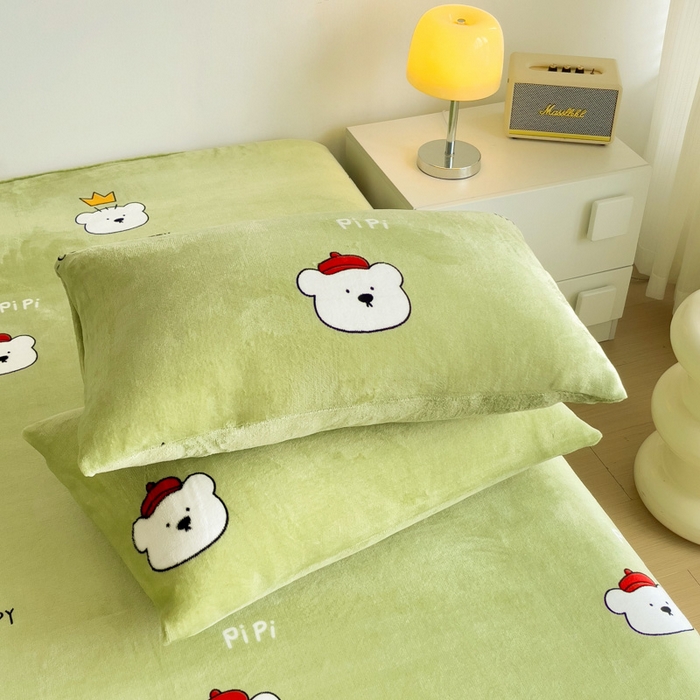 91家纺网 家纺一手货源 找家纺 艾橙家纺 2024新款A类加厚牛奶绒印花床单 皮皮熊（绿）