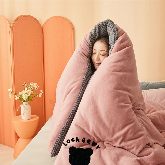 91家纺网 家纺一手货源 找家纺 美梦里 2024新款八宝熊牛奶绒豆豆被冬被 八宝熊-粉