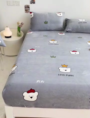 91家纺网 家纺一手货源 找家纺 艾橙家纺 2024新款A类加厚牛奶绒印花床笠 皮皮熊（灰）