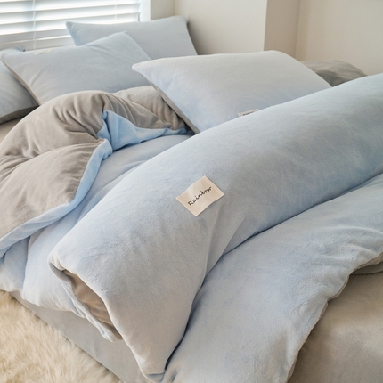 91家纺网 家纺一手货源 找家纺 2024新款ins简约风牛奶绒双拼可拆洗冬被 被子被芯 雾蓝灰