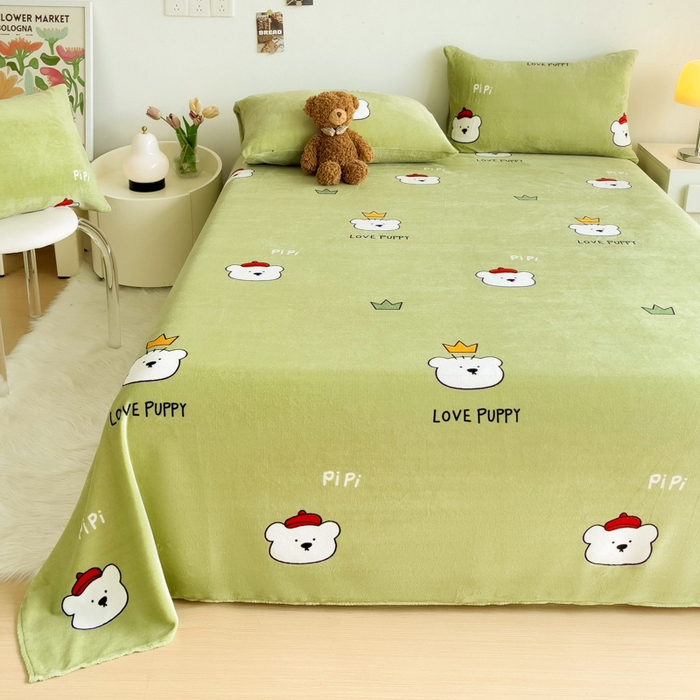 91家纺网 家纺一手货源 找家纺 艾橙家纺 2024新款A类加厚牛奶绒印花床单 皮皮熊（绿）