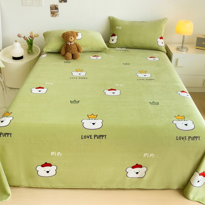 91家纺网 家纺一手货源 找家纺 艾橙家纺 2024新款A类加厚牛奶绒印花床单 皮皮熊（绿）