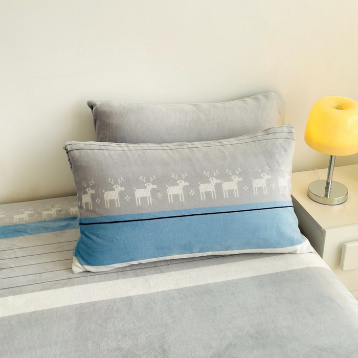 91家纺网 家纺一手货源 找家纺 艾橙家纺 2024新款A类加厚牛奶绒印花床笠 风车小鹿