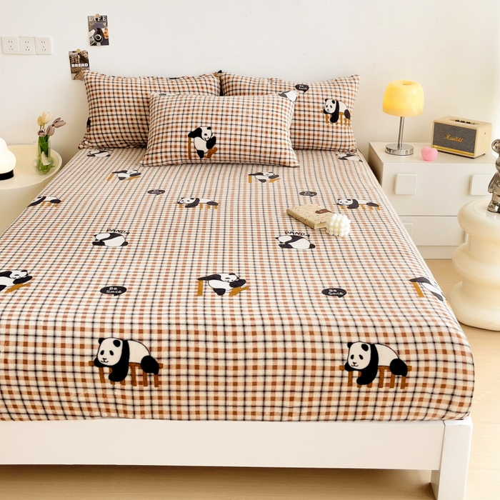 91家纺网 家纺一手货源 找家纺 艾橙家纺 2024新款A类加厚牛奶绒印花床笠 格子熊猫