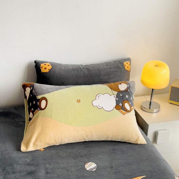 91家纺网 家纺一手货源 找家纺 艾橙家纺 2024新款A类加厚牛奶绒印花床笠 梦星空