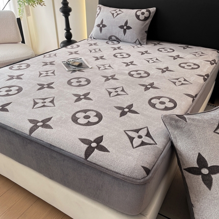 91家纺网 家纺一手货源 找家纺 2024新款A类牛奶绒立体雕花床笠 巴洛克灰