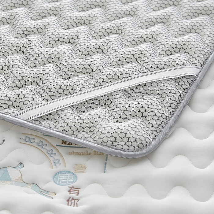 91家纺网 家纺一手货源 找家纺 祁恋婷家居 2024新款亲肤棉大豆纤维刺绣床垫【床垫遮盖物】 壹鹿有你-白