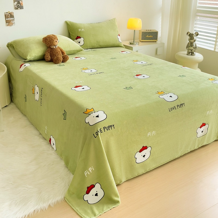 91家纺网 家纺一手货源 找家纺 艾橙家纺 2024新款A类加厚牛奶绒印花床单 皮皮熊（绿）