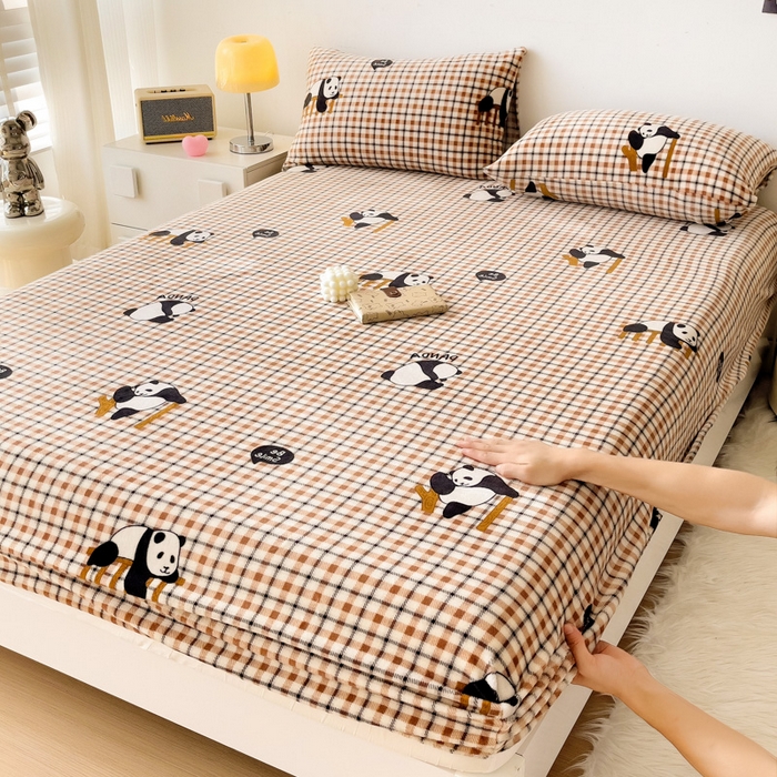 91家纺网 家纺一手货源 找家纺 艾橙家纺 2024新款A类加厚牛奶绒印花床笠 格子熊猫