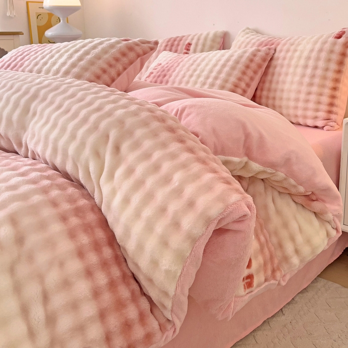 91家纺网 家纺一手货源 找家纺 金爱家 2024新款A类高克重云朵牛奶泡泡绒四件套 泡泡绒-字母粉