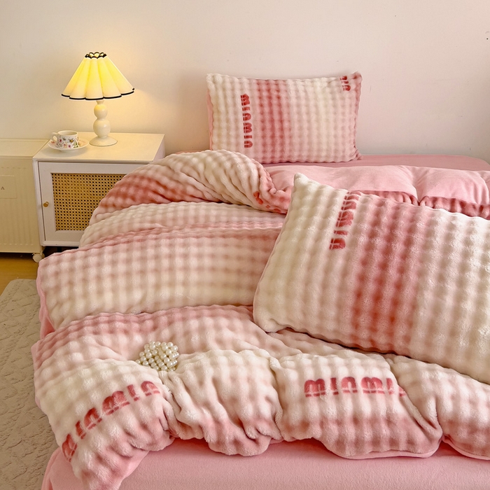 91家纺网 家纺一手货源 找家纺 金爱家 2024新款A类高克重云朵牛奶泡泡绒四件套 泡泡绒-字母粉