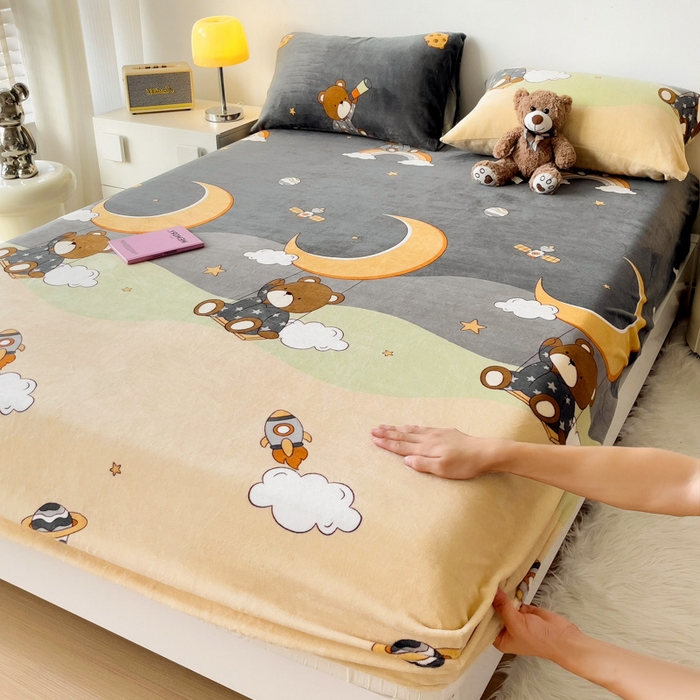 91家纺网 家纺一手货源 找家纺 艾橙家纺 2024新款A类加厚牛奶绒印花床笠 梦星空