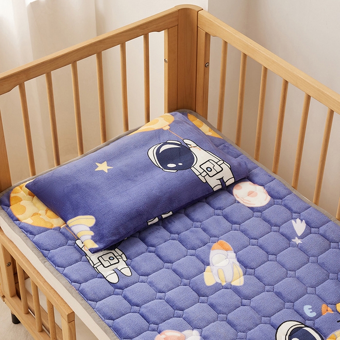 91家纺网 家纺一手货源 找家纺 嗨生活 2025新款牛奶绒床护垫床垫幼儿园床垫儿童床垫可水洗可定做 太空飞船