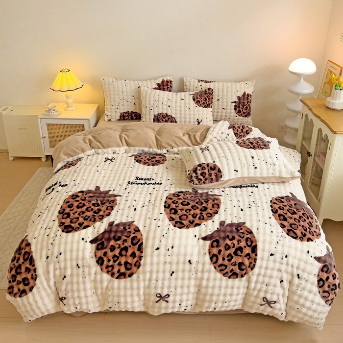 91家纺网 家纺一手货源 找家纺 金爱家 2024新款A类高克重云朵牛奶泡泡绒四件套 泡泡绒-豹纹草莓