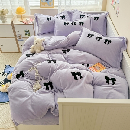 91家纺网 家纺一手货源 找家纺 芯贝儿 2024款小清新加厚保暖牛奶绒毛巾绣花宝宝绒雕花绒法莱绒四件套-蝴蝶结 蝴蝶结--香芋紫