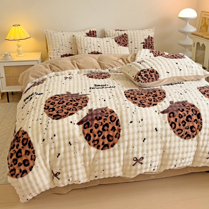 91家纺网 家纺一手货源 找家纺 金爱家 2024新款A类高克重云朵牛奶泡泡绒四件套 泡泡绒-豹纹草莓