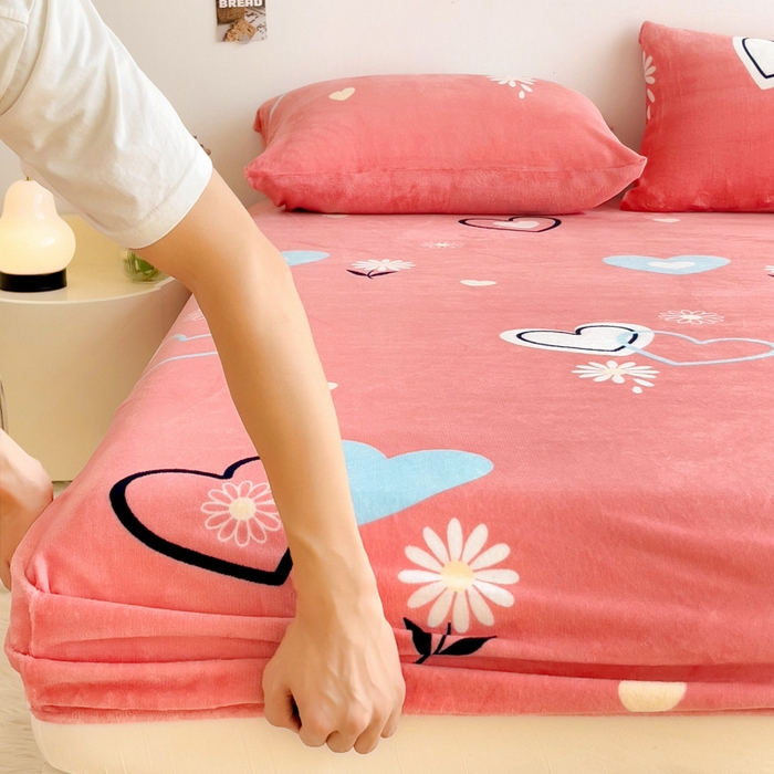 91家纺网 家纺一手货源 找家纺 艾橙家纺 2024新款A类加厚牛奶绒印花床笠 爱心小花