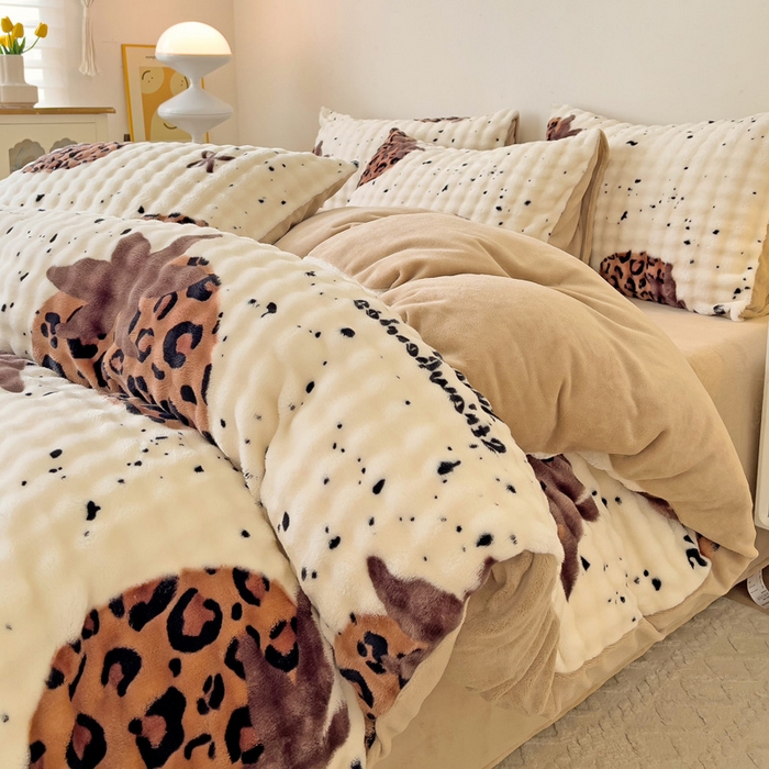 91家纺网 家纺一手货源 找家纺 金爱家 2024新款A类高克重云朵牛奶泡泡绒四件套 泡泡绒-豹纹草莓