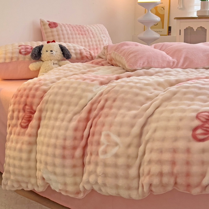 91家纺网 家纺一手货源 找家纺 金爱家 2024新款A类高克重云朵牛奶泡泡绒四件套 泡泡绒-爱心粉