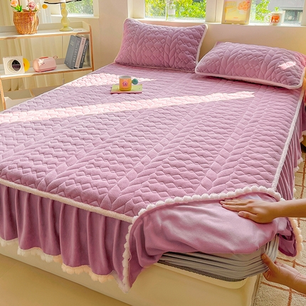 91家纺网 家纺一手货源 找家纺 2025新款牛奶绒夹棉床笠毛球款加厚纯色保暖床垫保护套床裙床笠二合一 丁香紫-毛球款